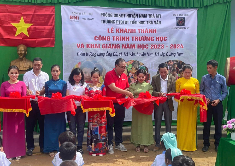 Năm học 2023 - 2024, thầy trò điểm trường Ông Dũ (Trường Phổ thông dân tộc bán trú Tiểu học Trà Vân, Nam Trà My, tỉnh Quảng Nam) được học trong phòng học kiên cố xây dựng từ nguồn xã hội hóa. Năm học 2023 - 2024, thầy trò điểm trường Ông Dũ (Trường Phổ thông dân tộc bán trú Tiểu học Trà Vân, Nam Trà My, tỉnh Quảng Nam) được học trong phòng học kiên cố xây dựng từ nguồn xã hội hóa.