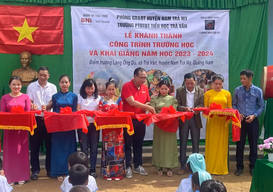 Năm học 2023 - 2024, thầy trò điểm trường Ông Dũ (Trường Phổ thông dân tộc bán trú Tiểu học Trà Vân, Nam Trà My, tỉnh Quảng Nam) được học trong phòng học kiên cố xây dựng từ nguồn xã hội hóa.