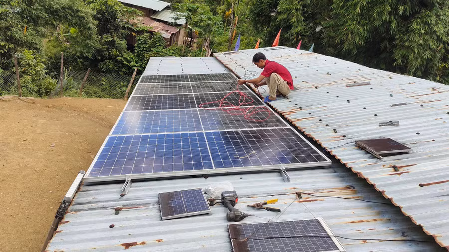 Với giàn điện năng lượng Mặt trời do cá nhân hỗ trợ, điểm trường Lăng Lương (Trường Phổ thông dân tộc bán trú Tiểu học Trà Tập, Nam Trà My, tỉnh Quảng Nam) có thể dùng máy tính, tivi để hỗ trợ dạy học, có điện thắp sáng.