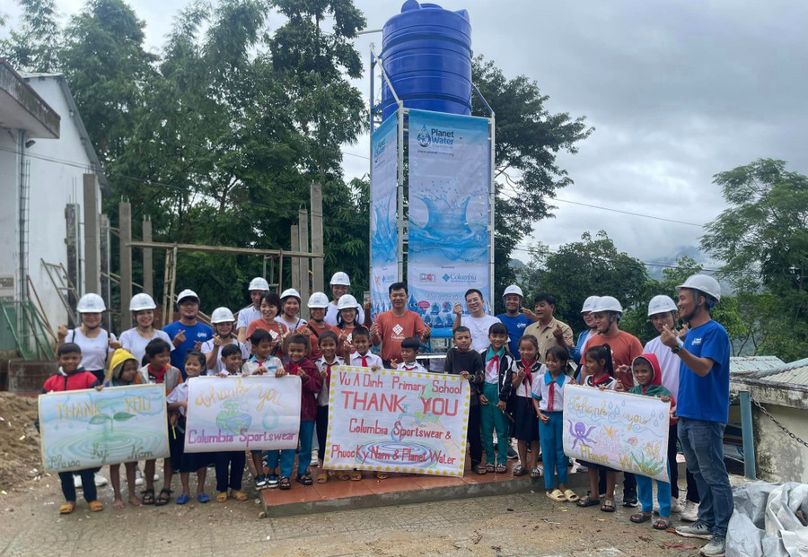 Công trình máy lọc nước được tài trợ tại Trường Phổ thông dân tộc bán trú Tiểu học Vừ A Dính (Nam Trà My, Quảng Nam). Công trình máy lọc nước được tài trợ tại Trường Phổ thông dân tộc bán trú Tiểu học Vừ A Dính (Nam Trà My, Quảng Nam).