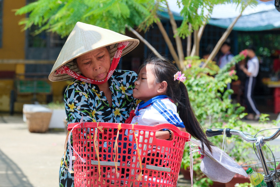 Bà nội của Kim Chi là người đồng hành chia sẻ buồn vui cùng cháu gái trên từng bước đường. Bà nội của Kim Chi là người đồng hành chia sẻ buồn vui cùng cháu gái trên từng bước đường.