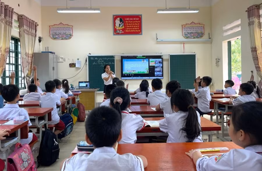 Tiết học kết nối của Trường Tiểu học Nam Cường, thành phố Lào Cai tìm hiểu về Văn Miếu - Quốc Tử Giám.