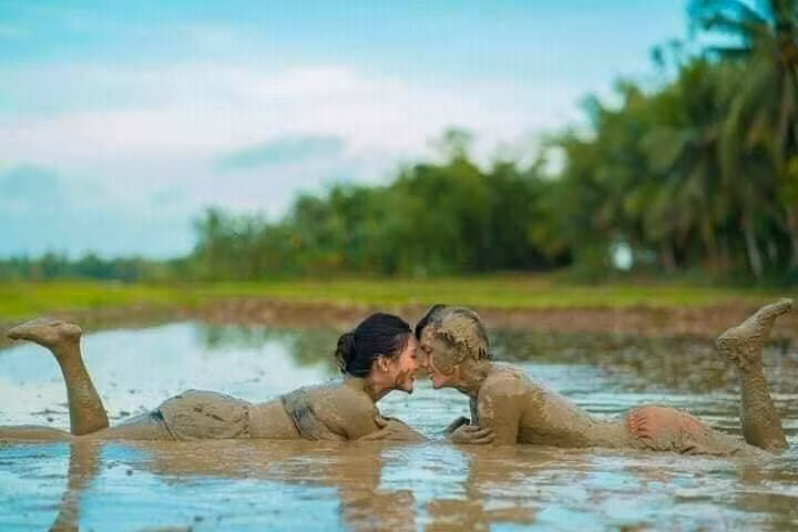 Cặp đôi thể hiện đúng tinh thần hòa mình vào thiên nhiên.