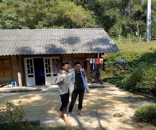 Ma Văn Tâm cười rạng rỡ bên cậu bạn thân