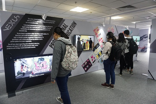 Học sinh tham quan Triển lãm sáng tạo