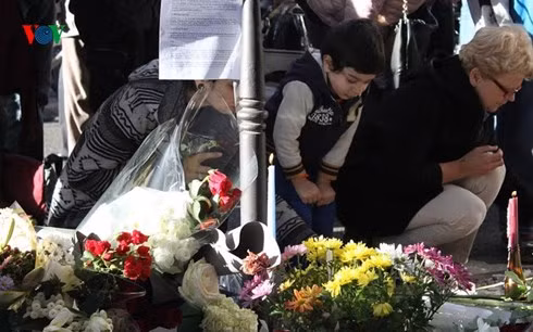 khap the gioi danh mot phut tuong niem cac nan nhan vu khung bo paris hinh 1