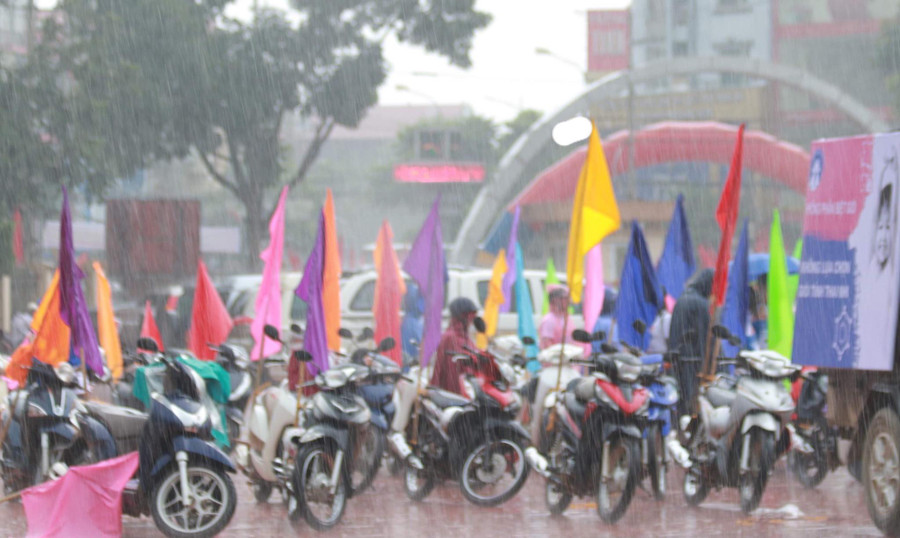 Mặc dù mưa lớn nhưng tình nguyện viên vẫn nhiệt tình tham gia Mít tinh, cổ động, diễu hành