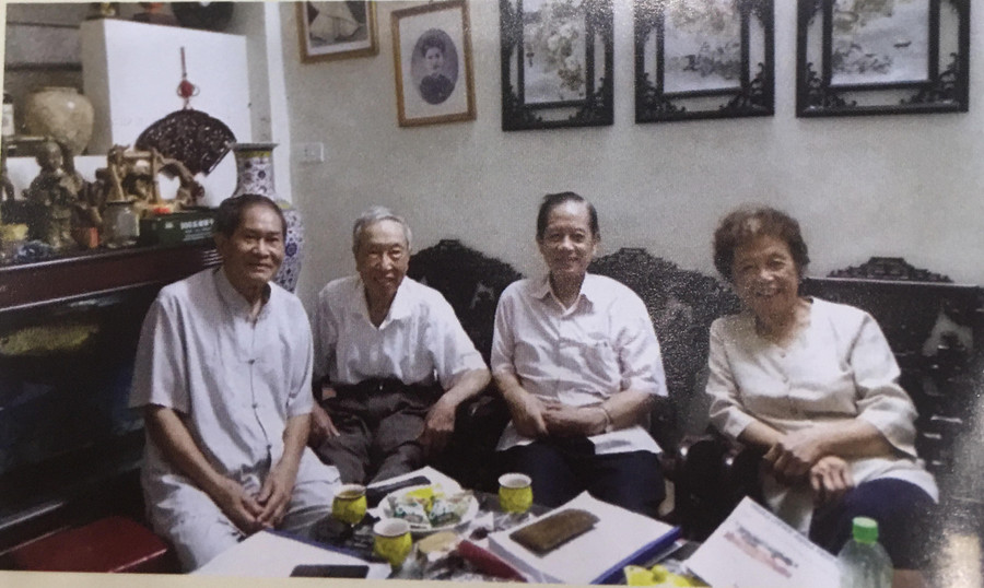 Nhóm biên soạn đồng thời là các nhân vật, trong cuốn sách “Đoàn Học sinh Sinh viên Kháng chiến Hà Nội thời kỳ Pháp tạm chiếm 1947-1954" (ảnh tư liệu) Nhóm biên soạn đồng thời là các nhân vật, trong cuốn sách “Đoàn Học sinh Sinh viên Kháng chiến Hà Nội thời kỳ Pháp tạm chiếm 1947-1954" (ảnh tư liệu)