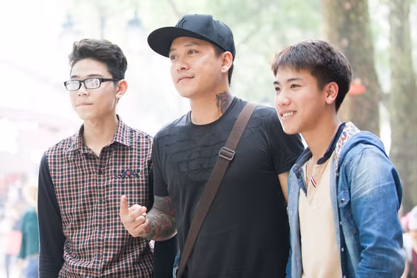 Tuấn Hưng cùng bà xã đi lễ chùa đầu năm ảnh 6