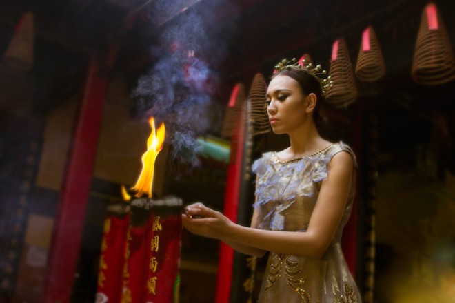 Mẫu Việt diện váy dát vàng ấn tượng trên Vogue