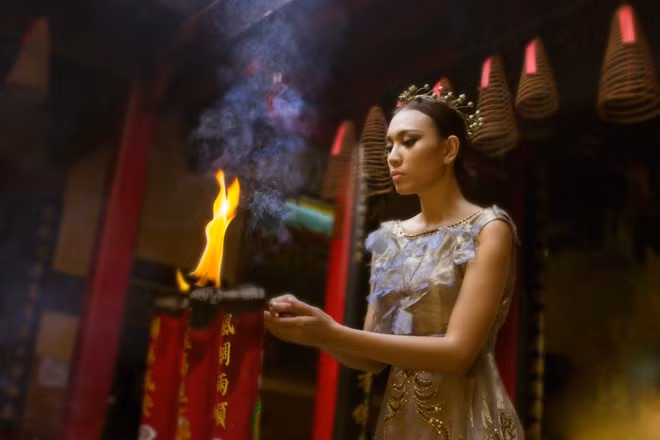 Mẫu Việt diện váy dát vàng ấn tượng trên Vogue