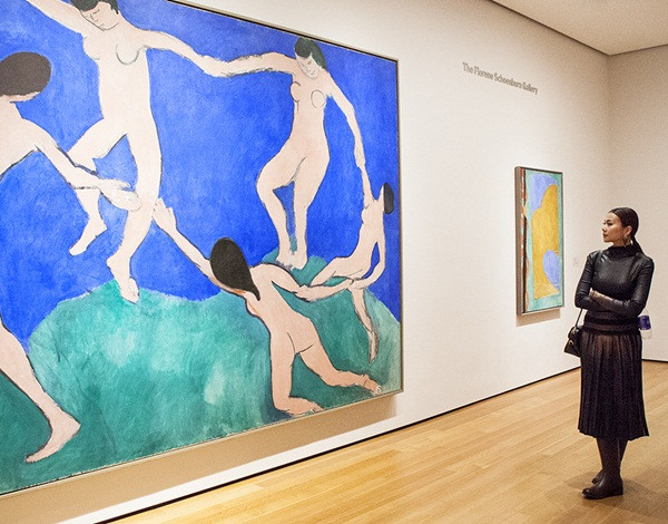 Siêu mẫu thích thú thưởng lãm một tác phẩm được trưng bày tại Bảo tàng