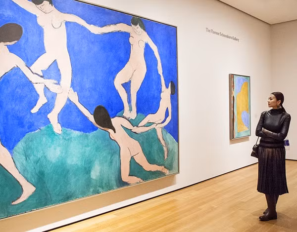 Siêu mẫu thích thú thưởng lãm một tác phẩm được trưng bày tại Bảo tàng