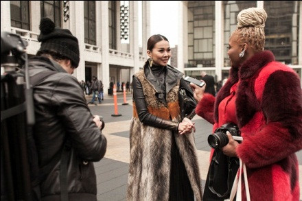 Siêu mẫu trả lời phỏng vấn bên ngoài địa điểm diễn ra show diễn của BGBC Max Azria. Cô chọn áo