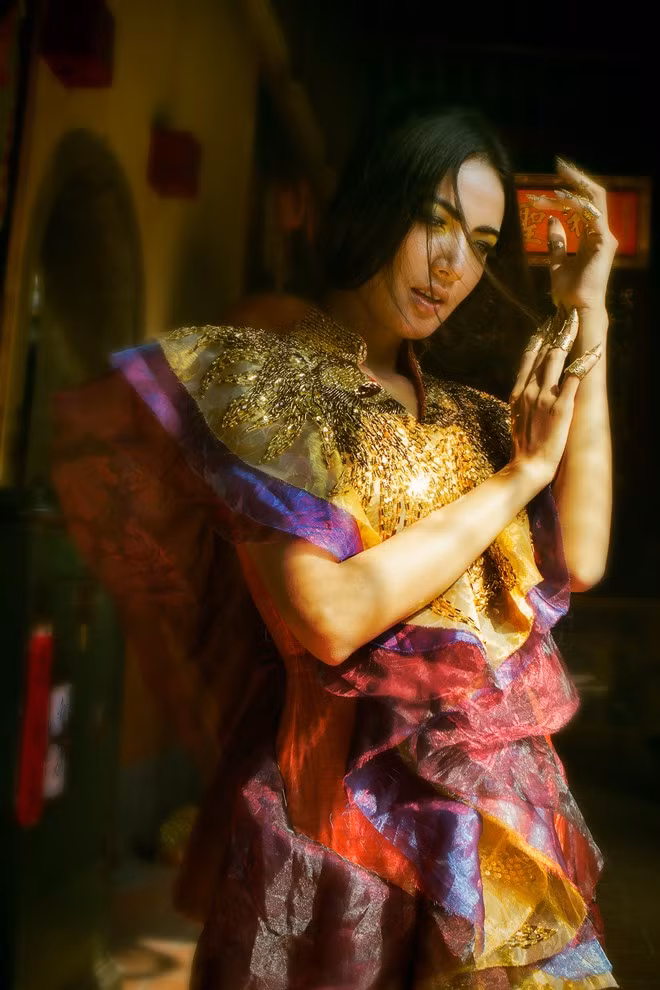 Nhà thiết kế chia sẻ, anh chi hơn 1 tỷ đồng để đầu tư cho bộ sưu tập có hơn 30 mẫu váy áo. Khi thực hiện các thiết kế, vàng được nung nóng, dập theo ý tưởng phác thảo, sau đó, được đính trên từng chi tiết áo. Ngay cả những họa tiết nhỏ nhất cũng được làm rất tinh xảo. Để hoàn tất 30 mẫu thiết kế, NTK mất hơn 6 tháng lên ý tưởng và làm việc cùng ê-kíp.