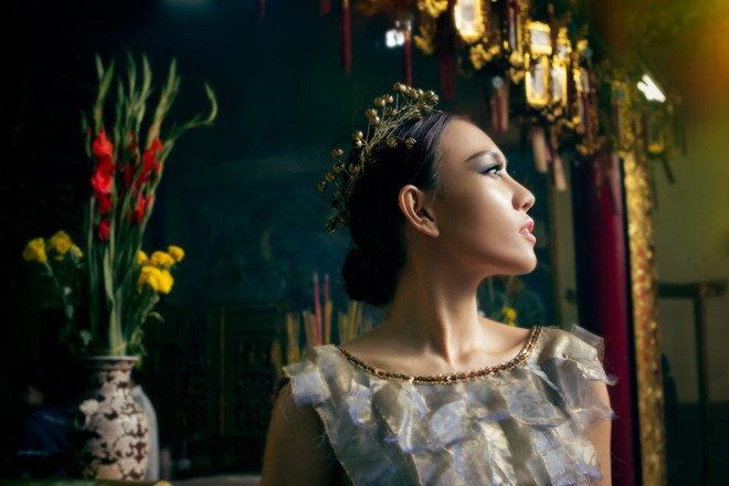 Mẫu Việt diện váy dát vàng ấn tượng trên Vogue