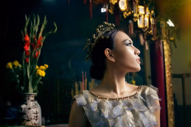 Mẫu Việt diện váy dát vàng ấn tượng trên Vogue