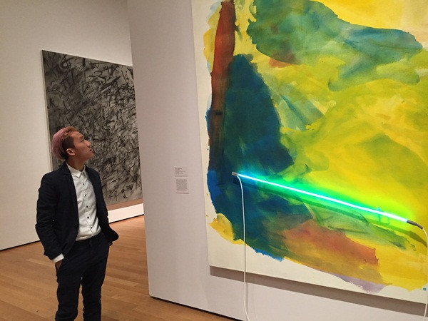 Siêu mẫu thích thú thưởng lãm một tác phẩm được trưng bày tại Bảo tàng