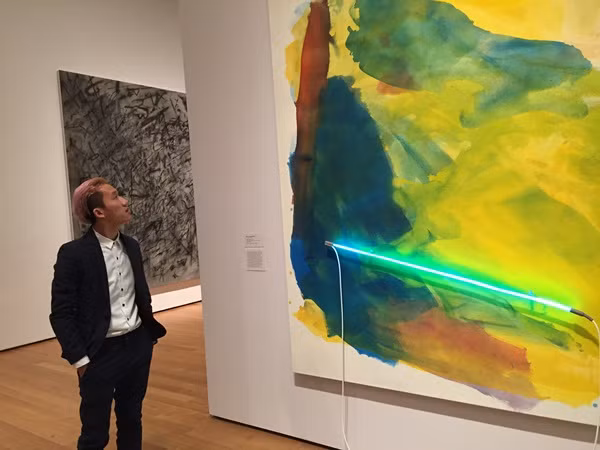 Siêu mẫu thích thú thưởng lãm một tác phẩm được trưng bày tại Bảo tàng