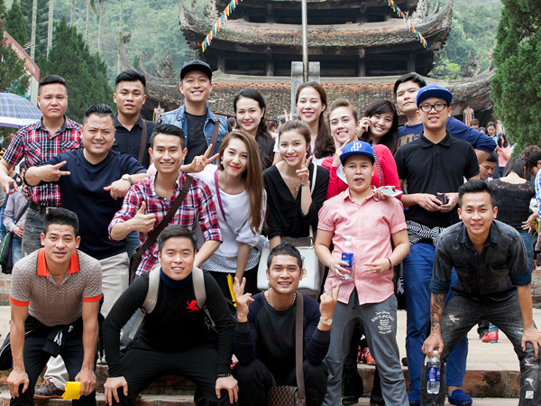 Tuấn Hưng cùng bà xã đi lễ chùa đầu năm ảnh 8