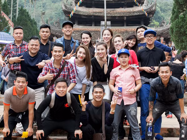 Tuấn Hưng cùng bà xã đi lễ chùa đầu năm ảnh 8