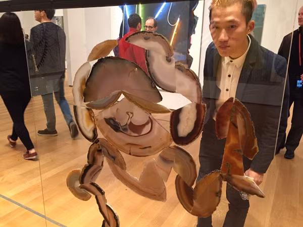 Siêu mẫu thích thú thưởng lãm một tác phẩm được trưng bày tại Bảo tàng