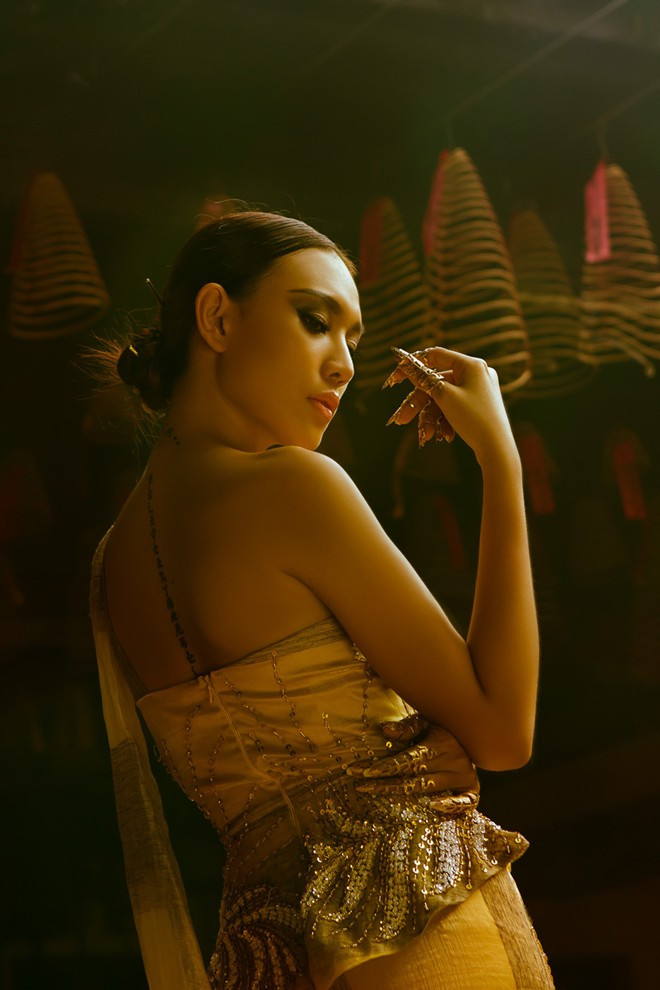 Mẫu Việt diện váy dát vàng ấn tượng trên Vogue