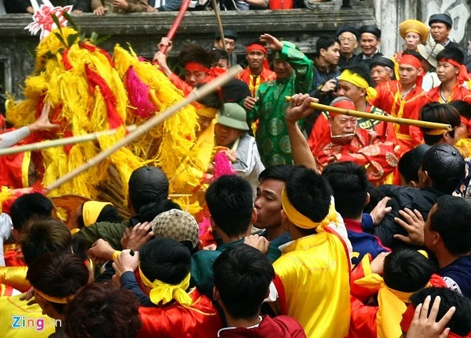 Hỗn chiến ở hội Gióng: “Nếu không gọi là “ẩu đả” thì gọi là gì?“