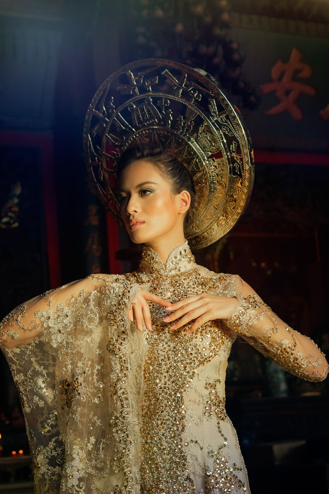 Mẫu Việt diện váy dát vàng ấn tượng trên Vogue