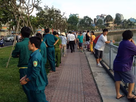 Phát hiện thi thể người đàn ông nổi trên kênh Nhiêu Lộc - Ảnh 1