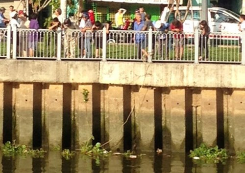 Phát hiện thi thể người đàn ông nổi trên kênh Nhiêu Lộc - Ảnh 2