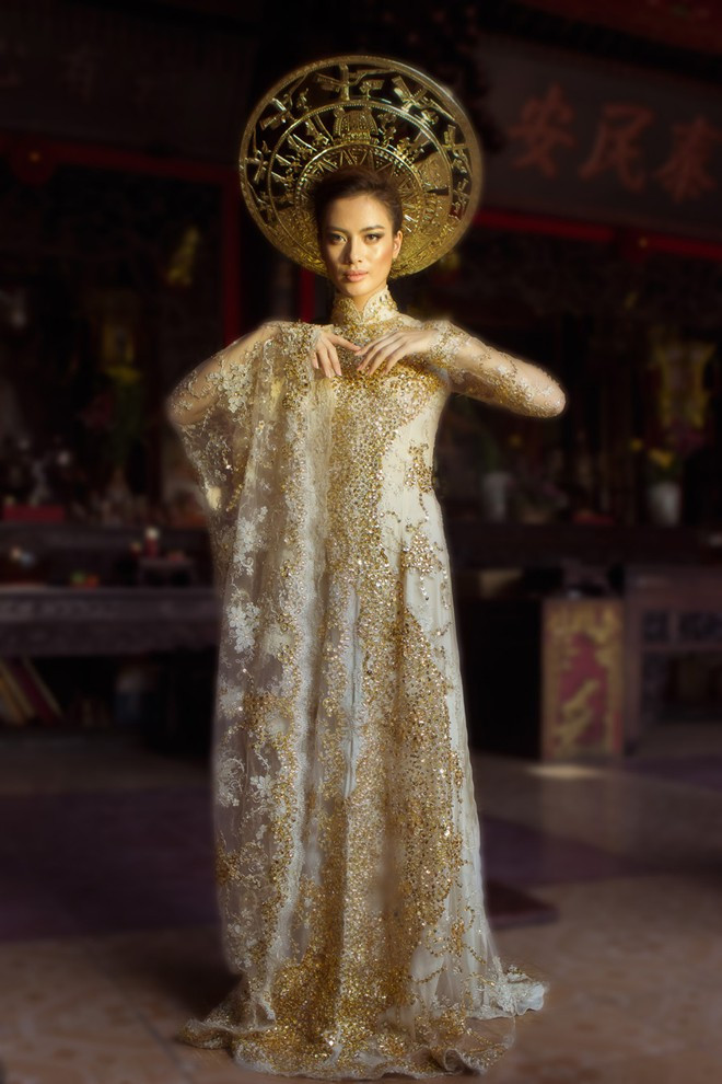Mẫu Việt diện váy dát vàng ấn tượng trên Vogue