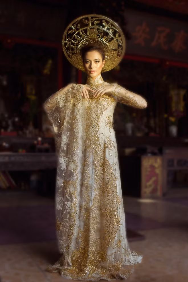 Mẫu Việt diện váy dát vàng ấn tượng trên Vogue