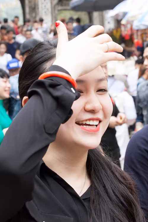 Tuấn Hưng cùng bà xã đi lễ chùa đầu năm ảnh 7