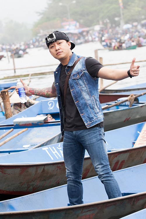 Tuấn Hưng cùng bà xã đi lễ chùa đầu năm ảnh 2