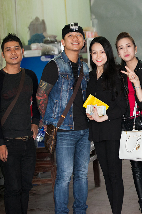 Tuấn Hưng cùng bà xã đi lễ chùa đầu năm ảnh 1