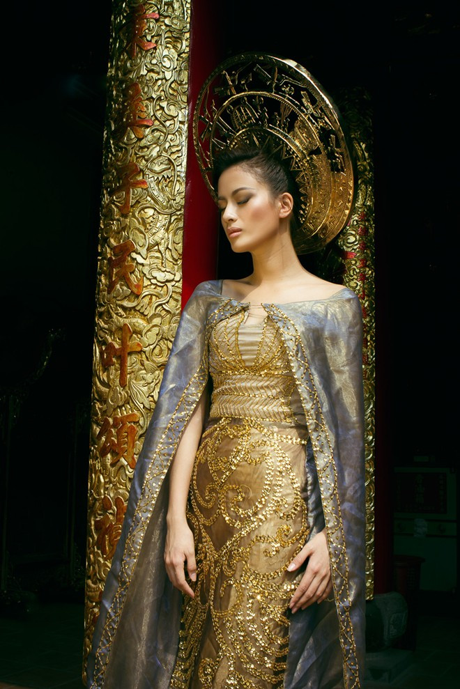 Mẫu Việt diện váy dát vàng ấn tượng trên Vogue