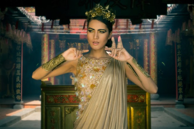 Mẫu Việt diện váy dát vàng ấn tượng trên Vogue