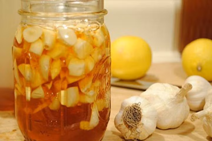 Cách ngâm rượu tỏi trị bách bệnh cho sức khỏe mùa thu đông