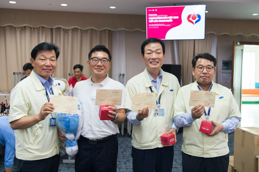 Ban lãnh đạo nhà máy Samsung Bắc Ninh chụp ảnh lưu niệm khi tham gia hiến máu tại chương trình