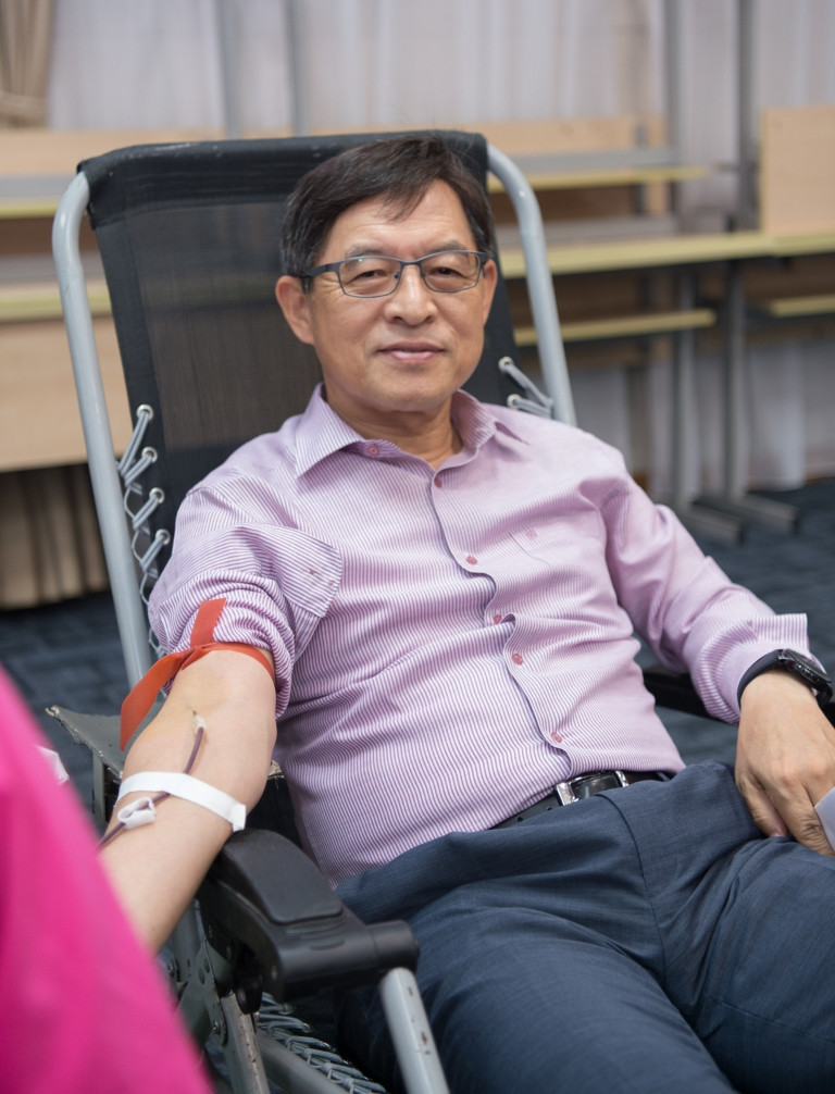 Ông Shim Won Hwan - Tổng giám đốc Tổ hợp Samsung Việt Nam - tham gia hiến máu tại chương trình