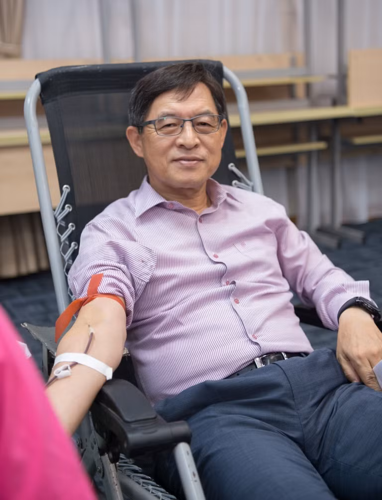 Ông Shim Won Hwan - Tổng giám đốc Tổ hợp Samsung Việt Nam - tham gia hiến máu tại chương trình Ông Shim Won Hwan - Tổng giám đốc Tổ hợp Samsung Việt Nam - tham gia hiến máu tại chương trình