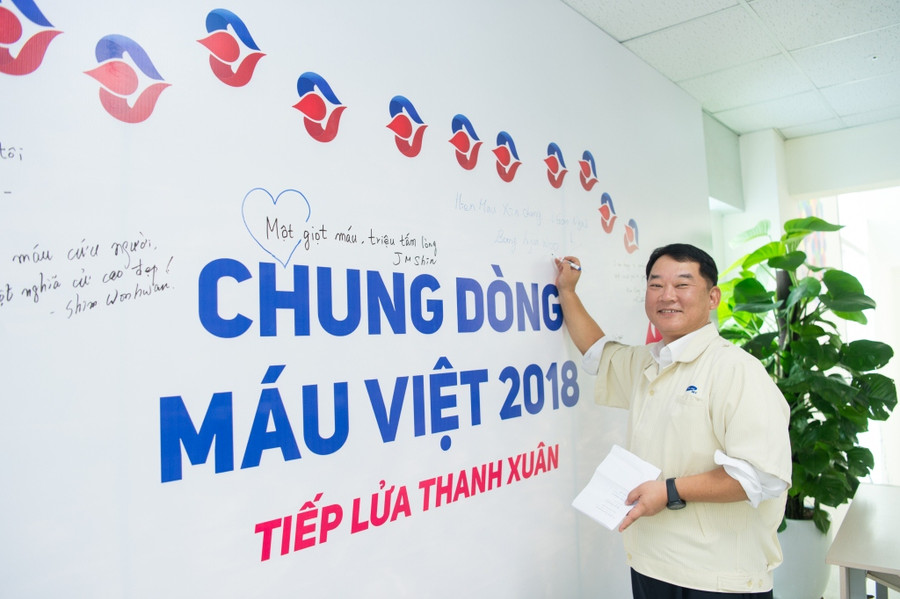 Ông Bang Hyun Woo - Phó Tổng Giám đốc Samsung Việt Nam - ký lưu niệm tại chương trình