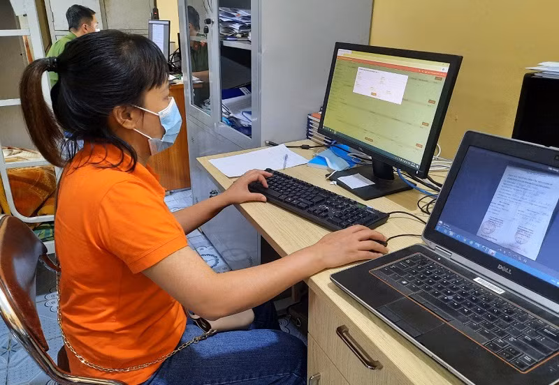 Giáo viên Trường Mầm non Ánh Sao luôn sẵn sàng tham gia các hoạt động xã hội của địa phương như nhập dữ liệu tiêm chủng cho người dân.