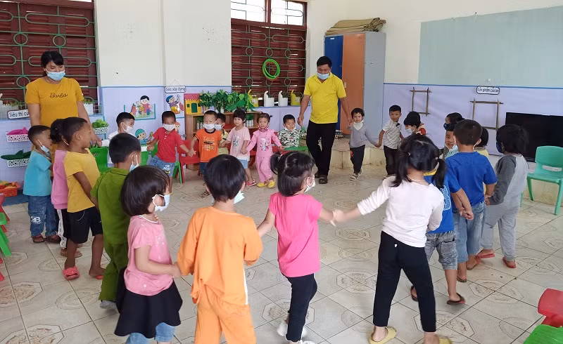 Từ chỗ tự ti, xấu hổ về công việc, thầy Hừ đã tự tin dạy múa hát cho trẻ.