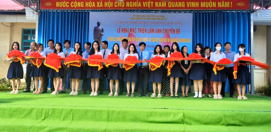 Ban tổ chức thực hiện nghi thức cắt băng khai mạc triển lãm.