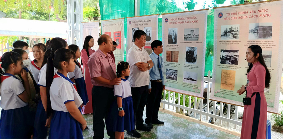 Đại biệu, phụ huynh, học sinh cùng tham quan triển lãm.