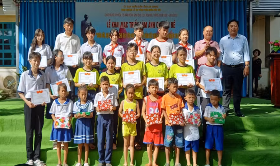 Trao tặng quà Tiếp bước đến trường cho học sinh.