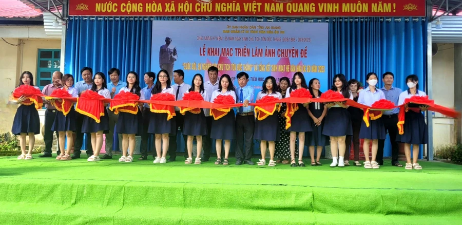 Ban tổ chức thực hiện nghi thức cắt băng khai mạc triển lãm.