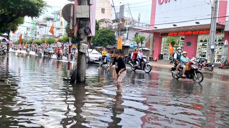 Mưa làm ngập nặng một đoạn trên đường Hà Hoàng Hổ (TP Long Xuyên) Mưa làm ngập nặng một đoạn trên đường Hà Hoàng Hổ (TP Long Xuyên)